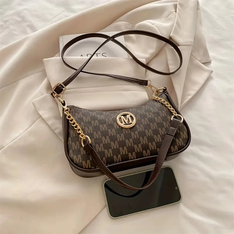 Calira Elegance Tote — Silueta clásica con una presencia sofisticada.