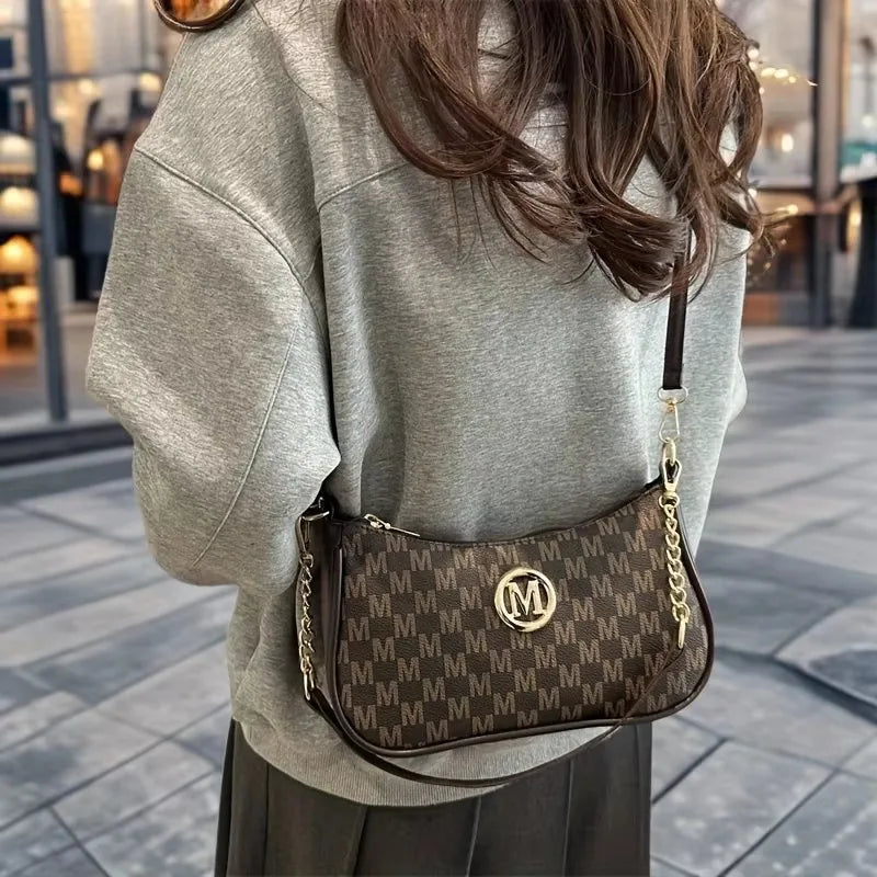 Calira Elegance Tote — Silueta clásica con una presencia sofisticada.