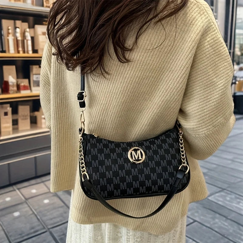 Calira Elegance Tote — Silueta clásica con una presencia sofisticada.