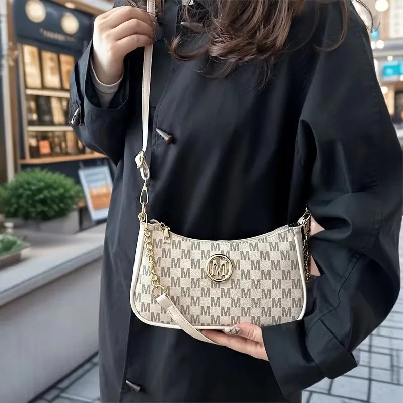 Calira Elegance Tote — Silueta clásica con una presencia sofisticada.